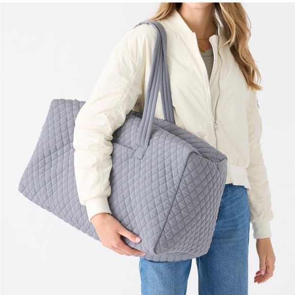 Vera Bradley EUC duffle travel Bag - Picture 9 of 10